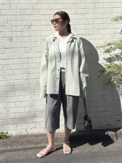 シャツ￥22,000、サンダル￥17,600（共にトゥデイフル／Life's）、レースキャミソール￥18,700（アー・アン）、トップス￥26,000、パンツ￥26,000（共にフィアー）、ララガンのネックレス、その他は全て本人私物