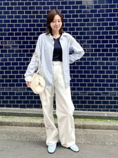 シャツ￥41,800、バッグ￥74,800（共にイン）、パンツ￥48,400（サージ）、シューズ￥74,800（へリュー／全てショールーム セッション）、インナー￥15,400（ポステレガント）、その他は全て本人私物