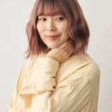 shuco（シュウコ）／フランスでの活動を経て、ヘアスタイリストとして第一線で活躍する傍ら、毛髪診断士の資格も併せ持つ。その深い知識を活かした提案で支持を集め、ディレクターを務める大人のためのヘアアクセサリーブランド「TRESSE（トレス）」も大好評。