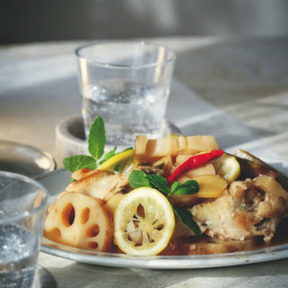 コブミカンの葉やレモングラスは、ローリエ1枚で代用しても。ハーブをプラスすることで、おうちごはんがグッと本格的に。