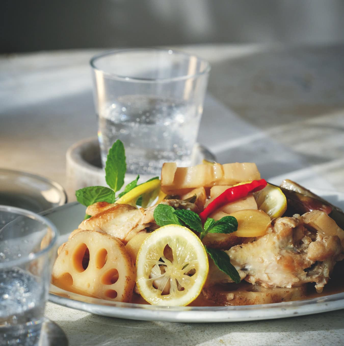 コブミカンの葉やレモングラスは、ローリエ1枚で代用しても。ハーブをプラスすることで、おうちごはんがグッと本格的に。