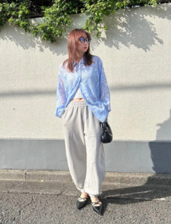 ラフなスエットパンツが女性らしくまとまっているのは、足元のパンプスに加えて、やっぱりウエストの肌見せが鍵！ ちょっとしたことだけど効果は絶大です。