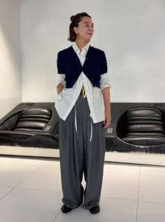 シャツにハーフスリーブカーデのレイヤード、ボタンの留め方と肌の見せ方、ベルト使いと、シンプルな着こなしのなかに洒落見えテクが満載！「着方」って本当に大切。