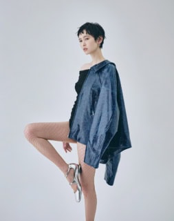 ジャケット¥88,000（ロエフ／エイチビューティー＆ユース）、ボディスーツ¥48,400（イサボールダー／バウ インク）、ピアス¥52,700（トムウッド／トムウッド 青山店）、靴¥185,900（ピエール アルディ／ピエール アルディ 東京）、タイツはスタイリスト私物