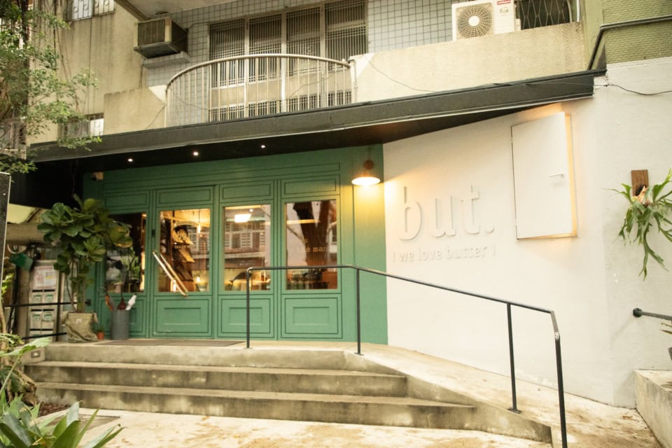 お店に一歩足を踏み入れると、そこはまるでお洒落な紳士服の仕立て屋さんのよう。「え、ここがパイナップルケーキ屋さん？」と、ダーリオも思わずキョロキョロ。実は、いくつもあるドアの中から“正解”を見つけないと、ショップへは辿り着けないというユニークな仕掛けになっているんです