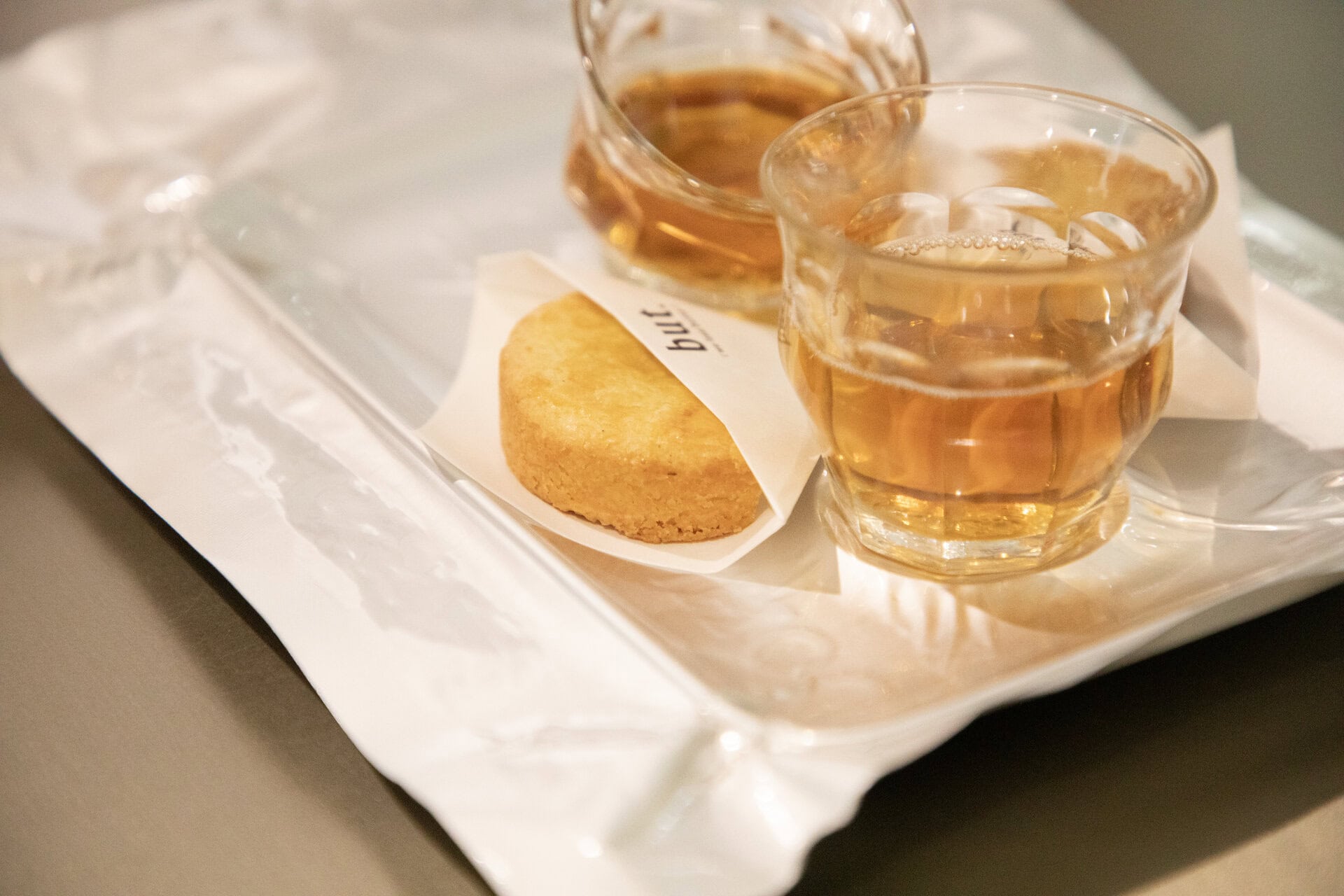 ここでは、なんと購入前に“本日のオススメ”をまるごとひとつ、お茶と一緒に試食させてくれるという太っ腹なサービスが