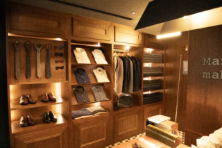 お店に一歩足を踏み入れると、そこはまるでお洒落な紳士服の仕立て屋さんのよう。「え、ここがパイナップルケーキ屋さん？」と、ダーリオも思わずキョロキョロ。実は、いくつもあるドアの中から“正解”を見つけないと、ショップへは辿り着けないというユニークな仕掛けになっているんです