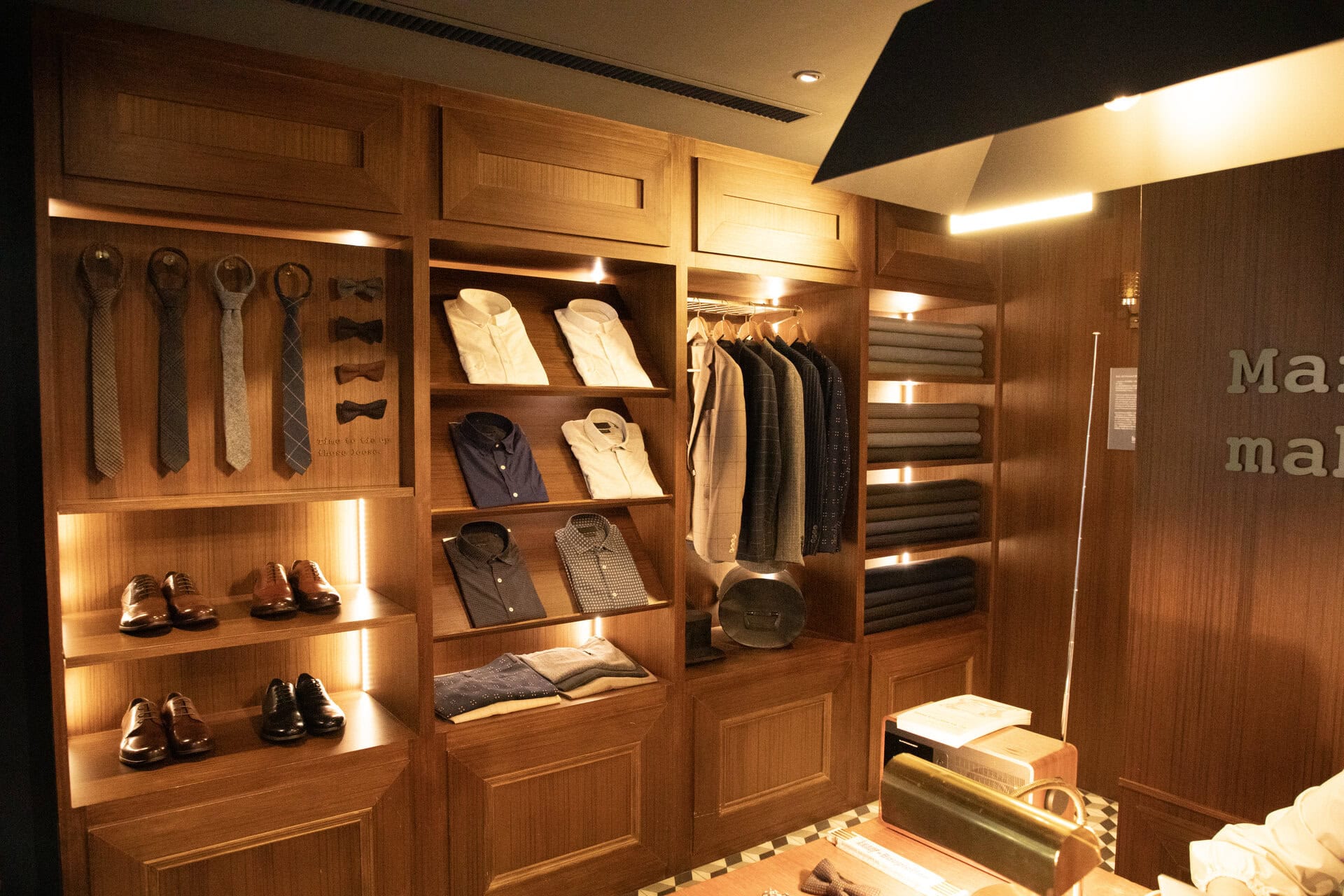 お店に一歩足を踏み入れると、そこはまるでお洒落な紳士服の仕立て屋さんのよう。「え、ここがパイナップルケーキ屋さん？」と、ダーリオも思わずキョロキョロ。実は、いくつもあるドアの中から“正解”を見つけないと、ショップへは辿り着けないというユニークな仕掛けになっているんです
