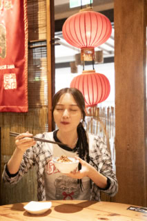 ルーローハン55元（約266円）も美味。実はダーリオ、手に持っているのはなんと2杯目