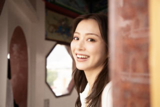 螺旋階段を上って塔の上へ行くと、そこには心地よい風と、蓮池潭を一望する絶景が！