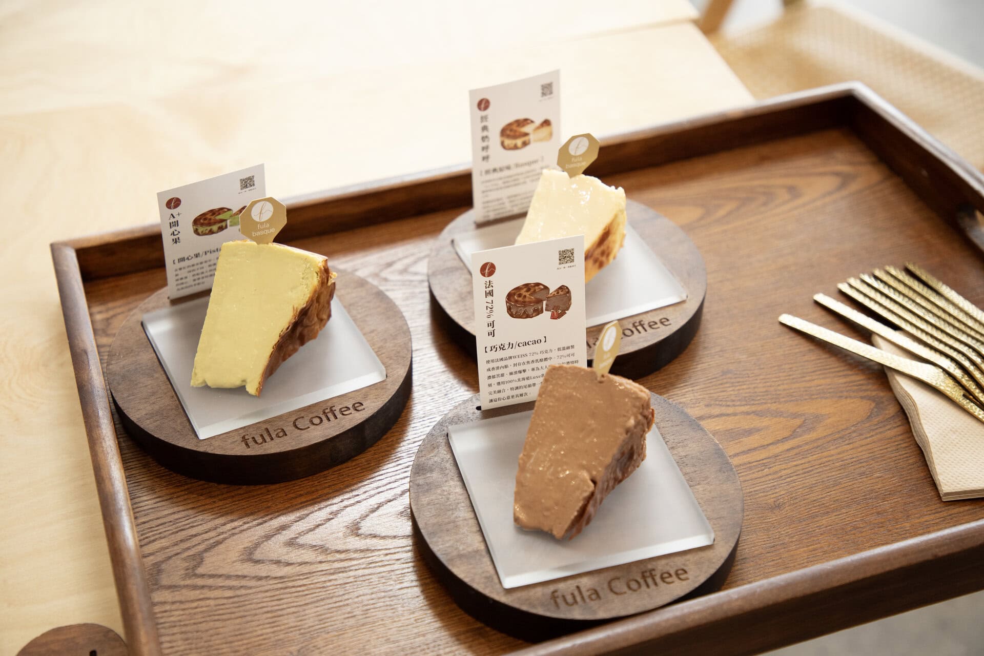 右上から時計回りに：Basque130元（約630円）、cacao190元（約921円）、Pistachio180元（約873円）