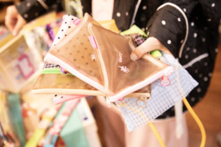 小さいポーチは290元（約1,406円）