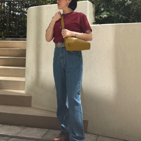 【40代スナップ】デニム×Tシャツのシンプルコーデは「色と小物」で味付けして!|吉田祐子さん