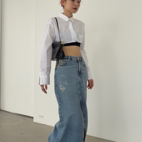 【40代スナップ】地面スレスレ丈「デニムスカート」に超短めシャツあわせがイイ！｜花田百栄さん