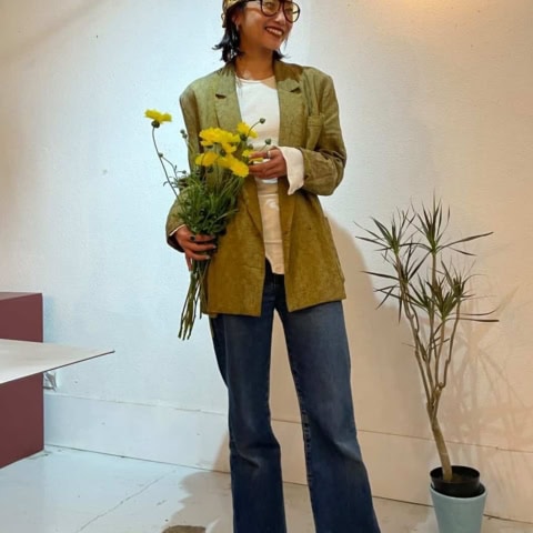 【40代スナップ】デニム×ジャケットコーデに「スカーフとアイウェア」で旬顔に!|石川千紘さん