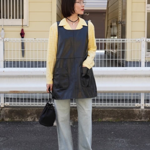 【40代スナップ】初夏のレザードレスを軽やか可愛くまとめるライトオンスデニム|村上司さん