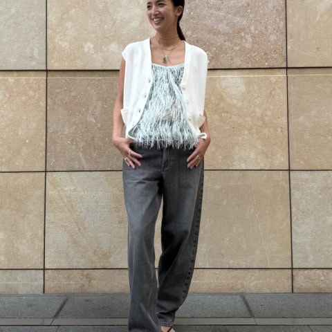 【40代スナップ】ルーズな夏デニムに女っぽ「フェザーキャミ」合わせが今っぽい!|水谷優芽さん
