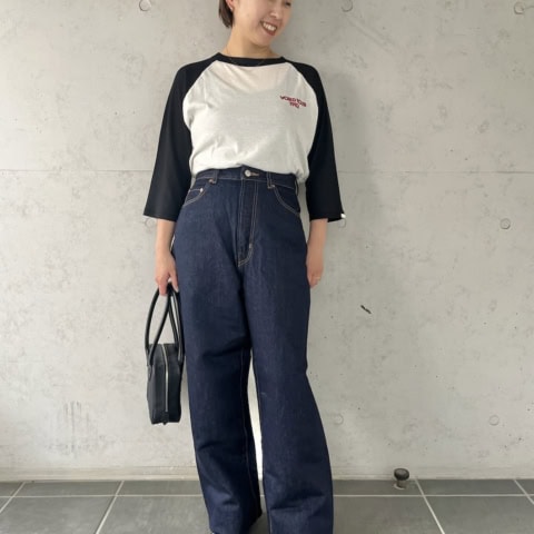 【40代スナップ】透け感トップスに脚長効果のスタイルアップデニムがお似合い♡|戸塚友理さん