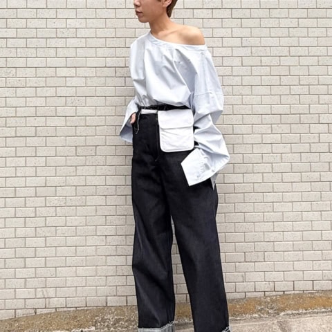 【40代スナップ】初夏は「肌見せ」と爽やかカラーできれいめデニムコーデに!|加地美咲さん