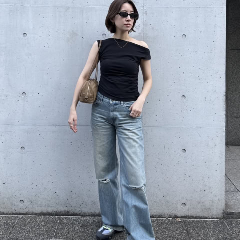 【40代スナップ】ダメージデニムは「肌見せ」で程よく女っぽさを出すのが正解!|知識優花さん