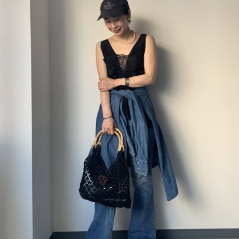 【40代スナップ】デニム×ブラック×「キレイめビーサン」でデニムの魅力が倍増♡|梅本愛子さん