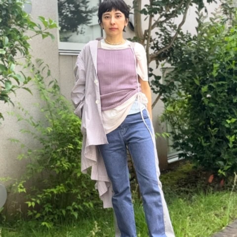 【40代スナップ】パープル味のあるデニムが中心の「ライラックカラー」コーデが素敵|郡司杏さん