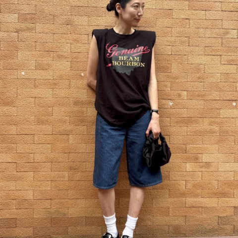 【40代スナップ】流行のハーフ丈デニムはパワショルトップスとツヤ小物で攻略!|中山真梨子さん
