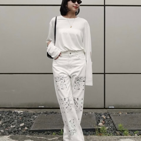 【40代スナップ】「刺繍デニム」に赤リップ、黒小物でワントーンコーデが超洗練｜渡邉茉耶さん