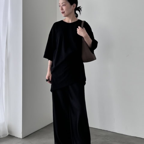 【40代スナップ】ユルッと「オーバーサイズT」でモノトーンコーデが超こなれます|串田 翠さん