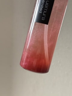 微細なレッドパールが凹凸の影からできるくすみを明るくしてくれる。こちらもしっかり振ってから使用!