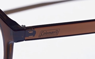 テンプルのサイドに入ったさり気ない「Coleman」ロゴがワンポイント！