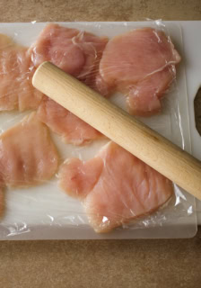 ① 鶏肉は斜めに薄くそぎ切りにし、6等分にする。広げて置いてラップをかけ、めん棒などでたたいて約5㎜厚に薄く伸ばす。