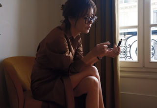 TWPのドレス、ALEXANDRE DE PARISのバレッタ、MASAHIRO MARUYAMAの老眼鏡、Cartierの腕時計