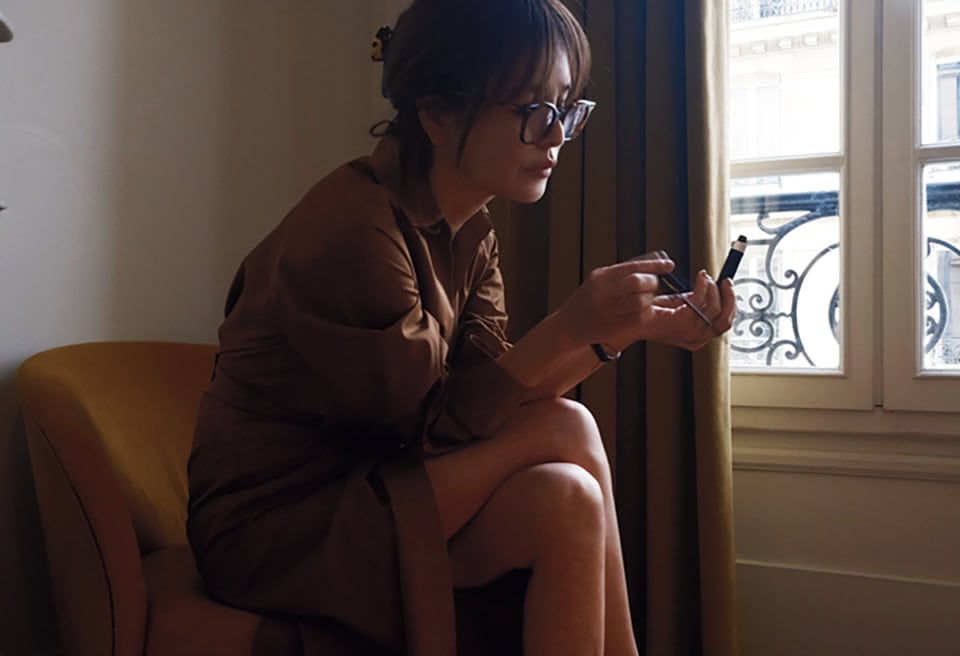 TWPのドレス、ALEXANDRE DE PARISのバレッタ、MASAHIRO MARUYAMAの老眼鏡、Cartierの腕時計