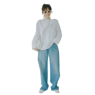 ボウタイブラウス¥7,990（ザラ／ザラ カスタマーサービス）、デニムパンツ¥30,800（ザ シンゾーン／シンゾーン 表参道本店）、サングラス¥48,400（プロポ／プロポデザイン）、バッグ※別注¥47,300（アエタ／スーパー エー マーケット 青山）、シューズ¥42,900（スペルタ／フラッパーズ）