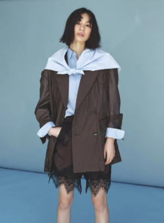 ジャケット¥33,000、ショートパンツ¥20,900（共にプランクプロジェクト／プランクプロジェクト 青山店）、シャツ¥44,000（サードマガジン）、スカーフ¥50,600（マディソンブルー）