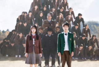 『NEW GROUP』 story 高校生の愛（山田杏奈）は引っ込み思案。彼女は海外育ちで自分の考えをはっきり表現する転校生・優（青木柚）にあこがれていた。ある日、学校で生徒たちが突如人間ピラミッドを組み始める怪現象が起きるのだが……。 監督・脚本：下津優太／出演：山田杏奈、青木柚、駒井蓮、前野朋哉、清水崇、ピエール瀧　ほか／配給：KADOKAWA／公開：6月12日より、新宿バルト9ほか全国ロードショー © 2026映画「NEW GROUP」製作委員会