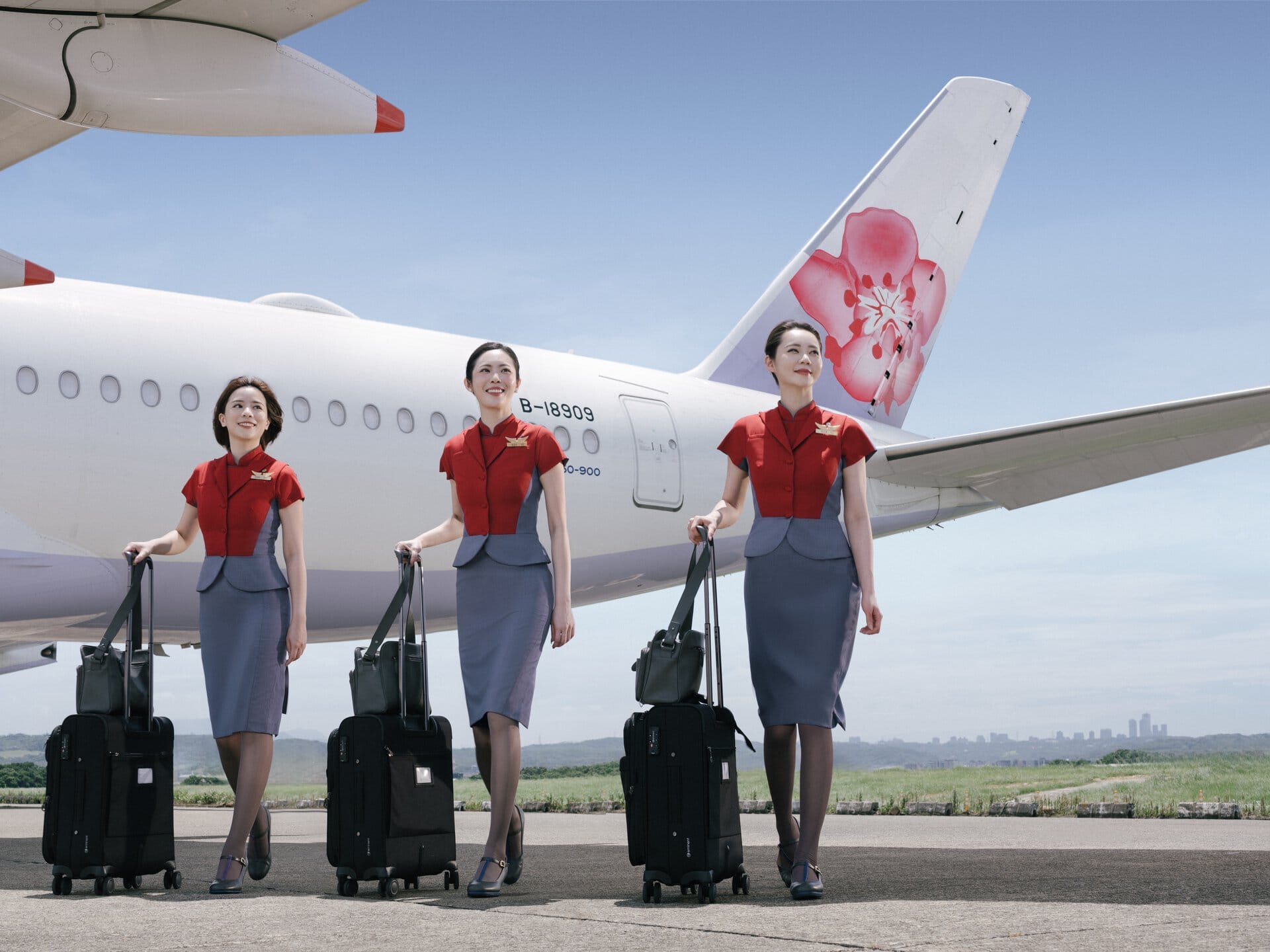 チャイナエアラインは、台湾を代表するフルサービスキャリアの航空会社。現在、日本全国15空港から台湾（台北桃園・台北松山・高雄）への直行便ネットワークを有しており、最大で週約150便規模の運航体制を展開。 ミシュラン星付きレストランや、日本の名店と提携した機内食も高い評価を受けており、Skytrax社による4つ星認定に象徴されるように、サービス品質と安全性の両面で国際的に高い評価を獲得しています。