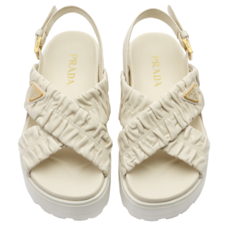 日本限定サンダル［ソール4.5cm］¥192,500（プラダ／プラダ クライアントサービス）