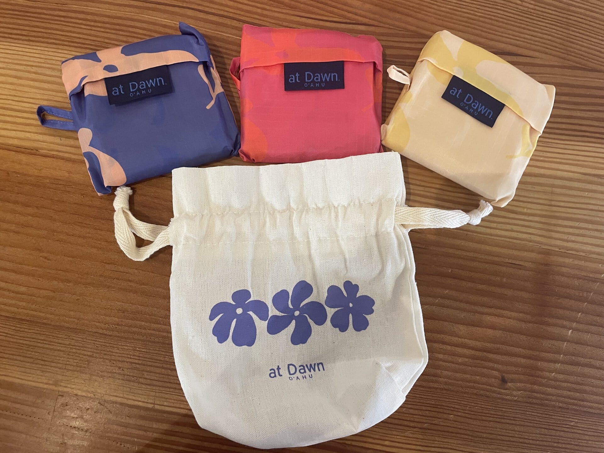 大人気、カリフォルニア発のブランドBAGGUのエコバッグ3個セットは別注アイテム。おみやげにも最適です。55ドル（日本円で約8,800円）