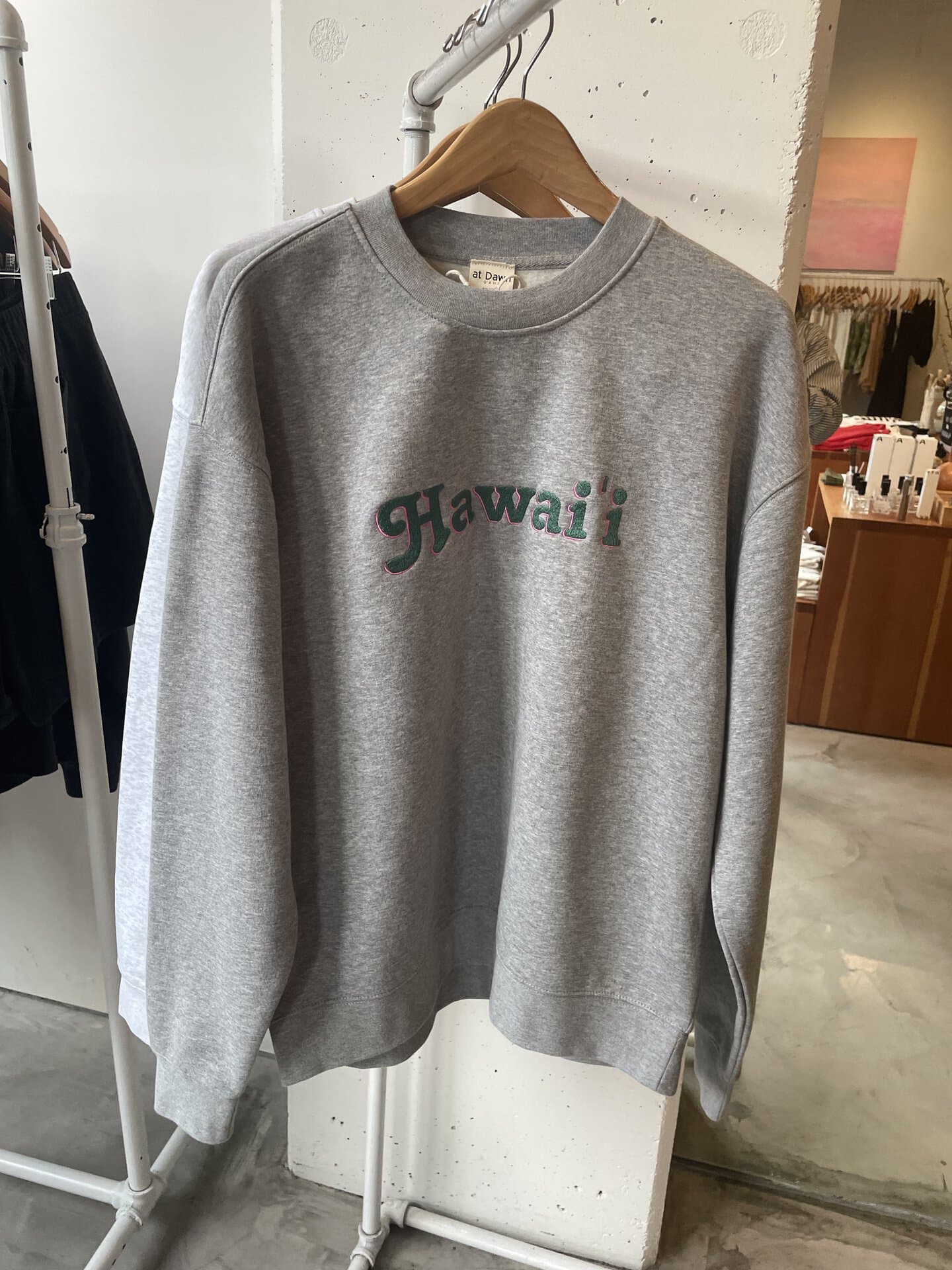 ユニセックスなアイテムも豊富。こちらは人気のロゴスエット118ドル（日本円で約18,880円）