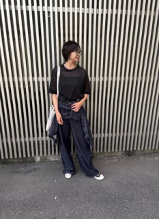パンツを、シースルーのトップスで合わせてみました。アウターは敢えて腰に巻いて、エアコンが寒い時は肩から掛けるスタイルもこなれ感があって良いかも♡