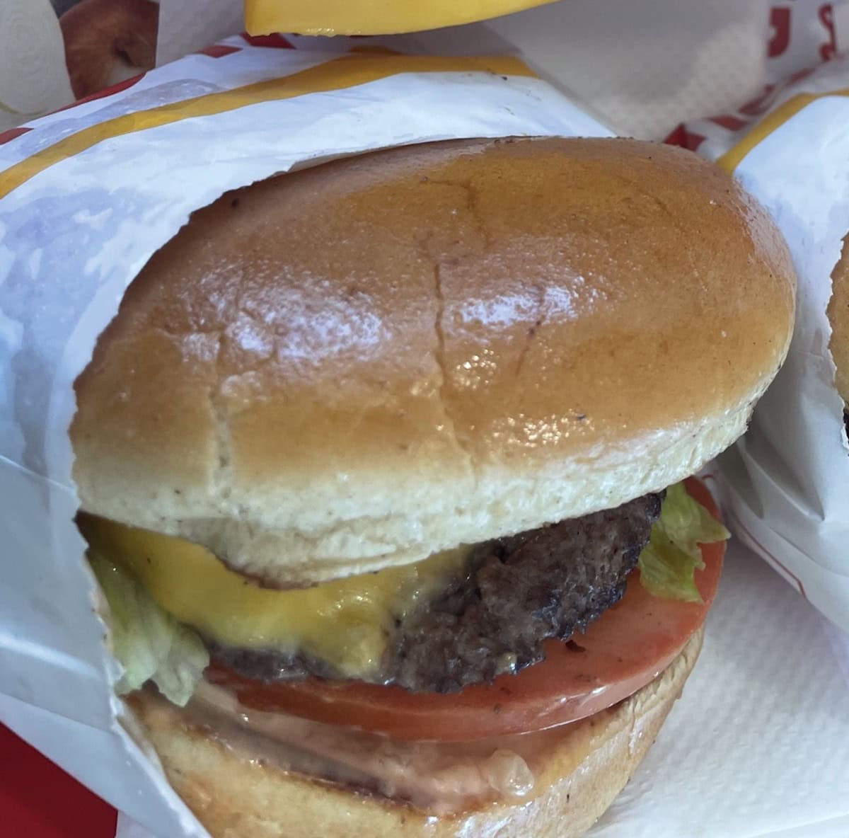 パティのジューシーさ、バンズの照りとこんがり感、チーズのメルト感、野菜のみずみずしさ。全てのバランスがパーフェクトなバーガーなんです！