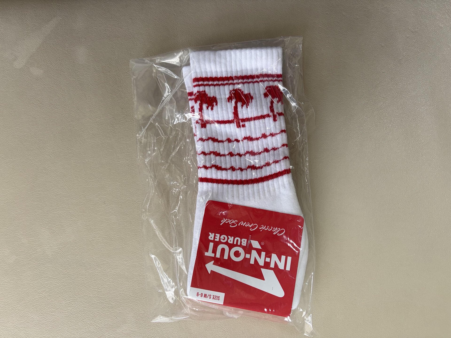 ヤシの木柄にハマってしまい、ソックスも購入。ショートパンツに合わせてやんちゃにはきたいです。13.95ドル（日本円で約2,232円）