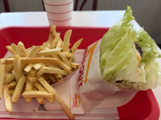 バーガーだけじゃもの足りなそうだったので、レギュラーのフライも頼んでみました。プロテインスタイルチーズバーガー4.40ドル(日本円で約704円)、フライ2.40ドル(日本円で約384円)