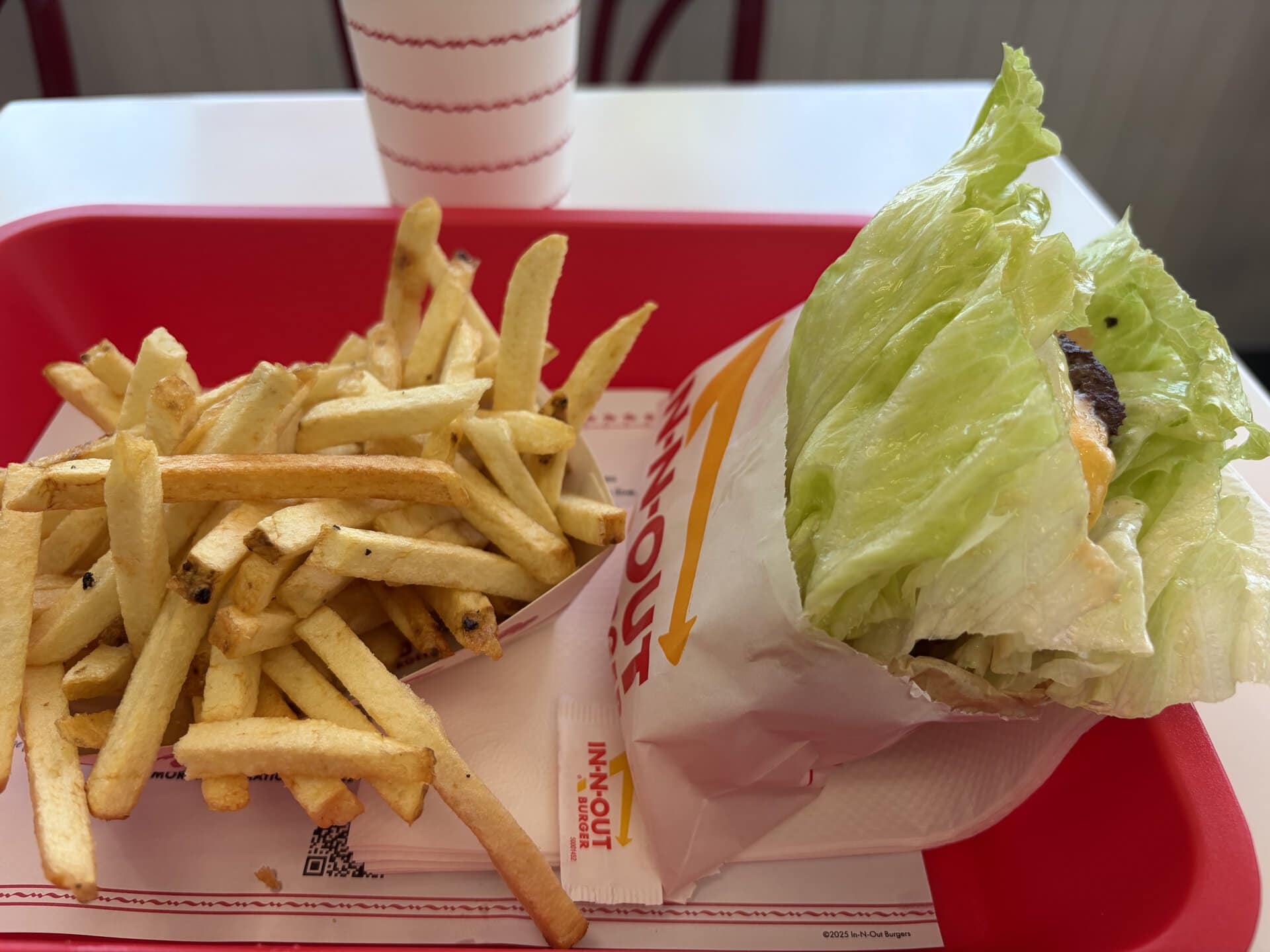 バーガーだけじゃもの足りなそうだったので、レギュラーのフライも頼んでみました。プロテインスタイルチーズバーガー4.40ドル(日本円で約704円)、フライ2.40ドル(日本円で約384円)