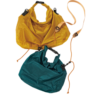 上：nähe®ドライバッグ［大約10L］¥2,640、下：nähe®ドライバッグ［小約4L］¥1,980、ショルダーストラップ¥1,540（全てネーエ／ハイタイド）
