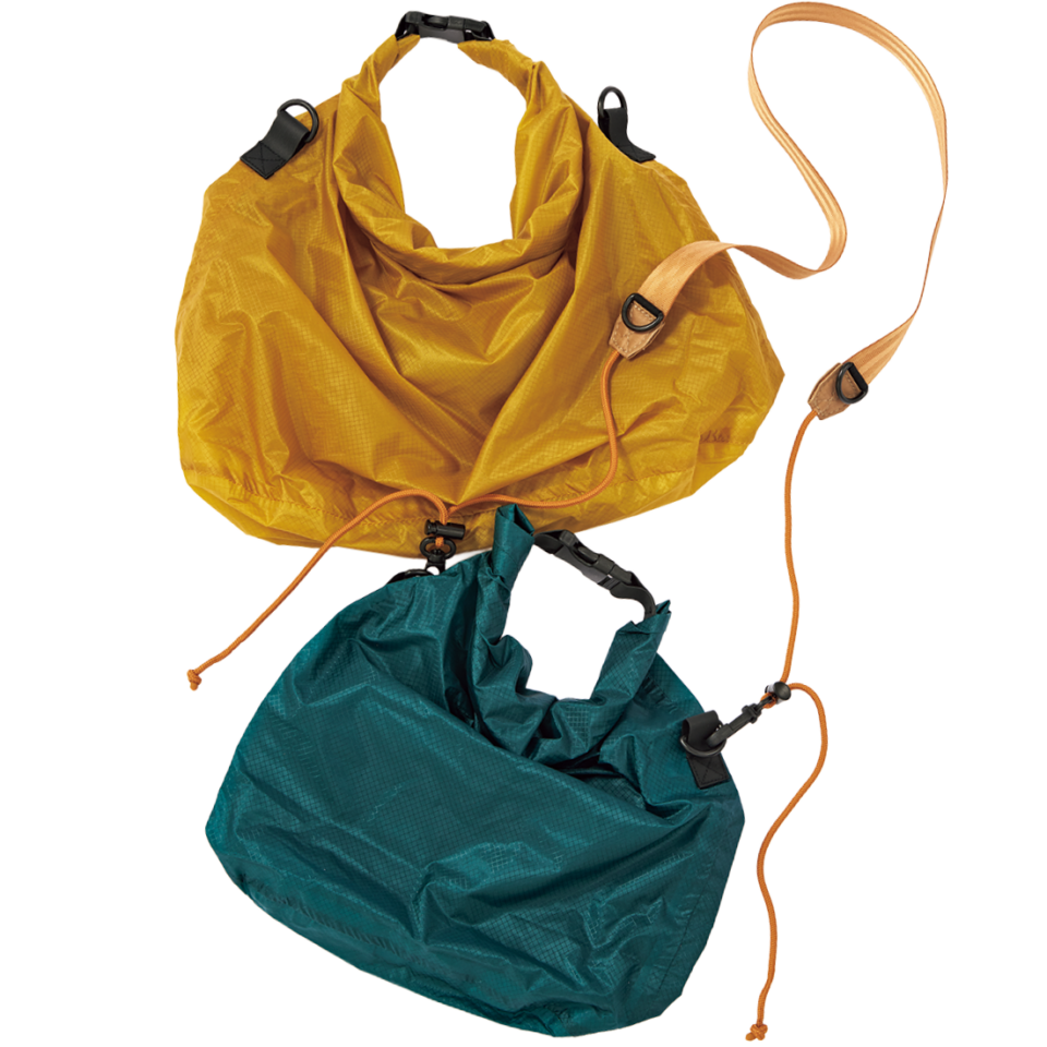 上：nähe®ドライバッグ［大約10L］¥2,640、下：nähe®ドライバッグ［小約4L］¥1,980、ショルダーストラップ¥1,540（全てネーエ／ハイタイド）