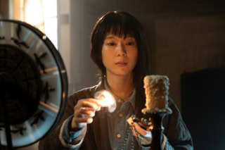『Never After Dark／ネバーアフターダーク』 story 霊媒師の一族出身の愛里（穂志もえか）は、ある屋敷の除霊依頼を受けて現場へ。霊を目撃したという禎子（木村多江）と、そんな彼女には懐疑的な息子・群治（賀来賢人）をよそに送り出し、仕事を始めるのだが……。 監督・脚本：デイヴ・ボイル／出演：穂志もえか、稲垣来泉、賀来賢人、吉岡睦雄、正名僕蔵、木村多江／配給：TOHO NEXT／公開：6月5日（金）より、TOHOシネマズ 日比谷ほか全国順次ロードショー © 2025 Signal181, Inc. All rights reserved.
