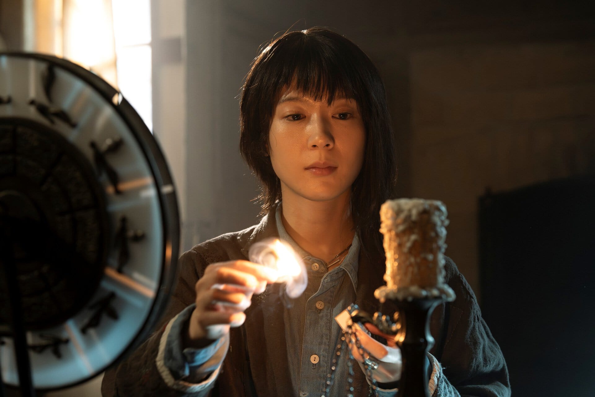 『Never After Dark／ネバーアフターダーク』 story 霊媒師の一族出身の愛里（穂志もえか）は、ある屋敷の除霊依頼を受けて現場へ。霊を目撃したという禎子（木村多江）と、そんな彼女には懐疑的な息子・群治（賀来賢人）をよそに送り出し、仕事を始めるのだが……。 監督・脚本：デイヴ・ボイル／出演：穂志もえか、稲垣来泉、賀来賢人、吉岡睦雄、正名僕蔵、木村多江／配給：TOHO NEXT／公開：6月5日（金）より、TOHOシネマズ 日比谷ほか全国順次ロードショー © 2025 Signal181, Inc. All rights reserved.